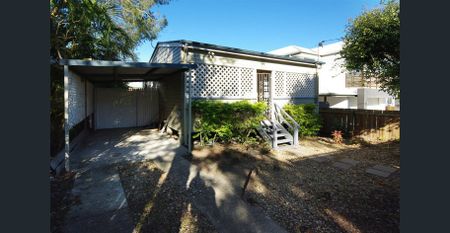 Charming Greenslopes Cottage — Cute, Cozy & Convenient - Photo 3