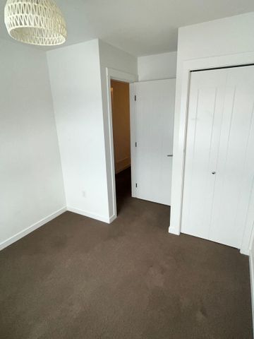 3 bed/2.5 bath Townhouse in Glenmore - Photo 3