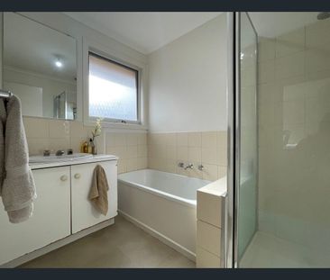 Neat 2 Bedroom Unit in Convenient Location - Photo 5