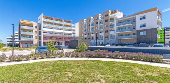 Modern two-bedroom apartment close to public transport links - Photo 2