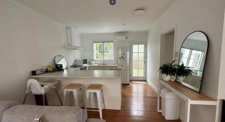 Charming 2 bed unit - Photo 2