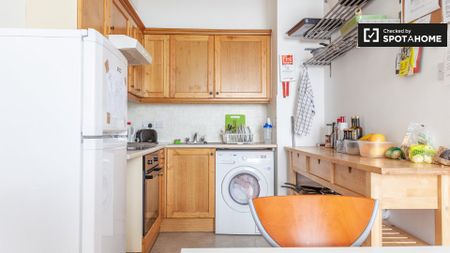 Room to rent in 4-bedroom flat in Stoneybatter, Dublin - Photo 3