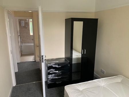 4 bedroom semi-detached house to rent - Photo 5