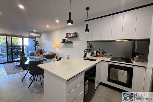 Stylish & Modern Apartment HOME OPEN WEDNESDAY 10 DECEMBER AT 10.30AM SHARP! - Photo 1