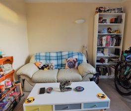3 bedroom House in Queenswood Gardens, Leeds - Photo 2