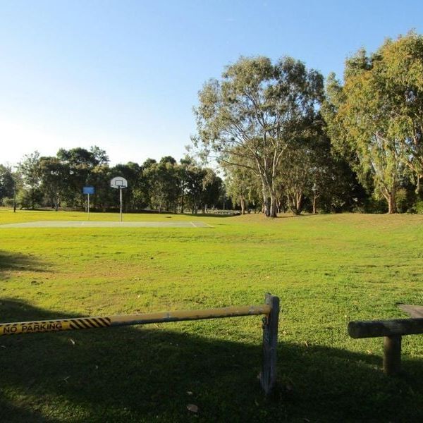 Immaculate fully air-conditioned home just waiting for the perfect couple or family! - Photo 1