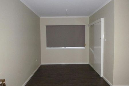 BEAUTIFULLY PRESENTED - EXCELLENT LOCATION - Photo 4