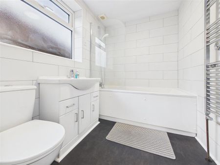 3 bedroom flat to rent - Photo 4