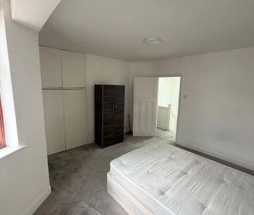 4 bedroom end of terrace house to rent - Photo 2