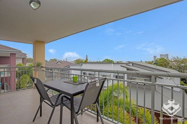 Bright & Spacious Top-Floor Apartment with Stunning Views â Prime Location! - Photo 1