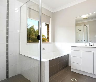 5 BEDROOM FAILY HOME WITH VIEWS AND 2ND LIVING - Photo 4
