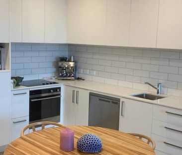 Modern 2 Bedroom Apartment with Carpark! - Photo 1