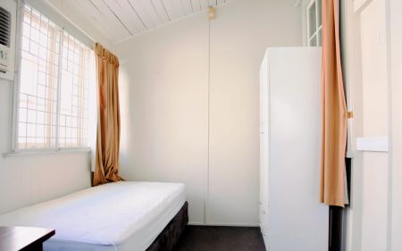 5 Bedroom 2 Bathroom(Whole Apartment) - Photo 2