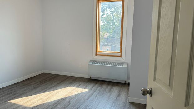 814 Wellington (Unit No. 4 - Upper level) - Photo 1