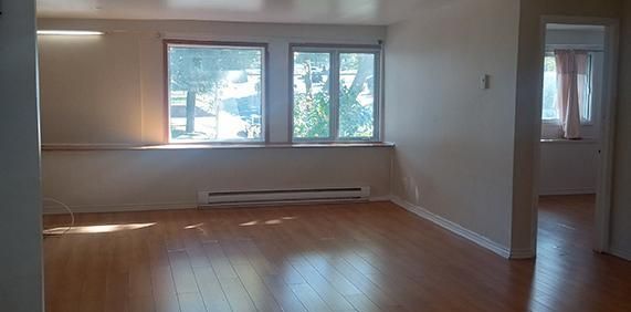 grand 4 1/2, bord de l'eau, à louer à Montréal-nord, Grand balcon avec vue sur le fleuve - Photo 2