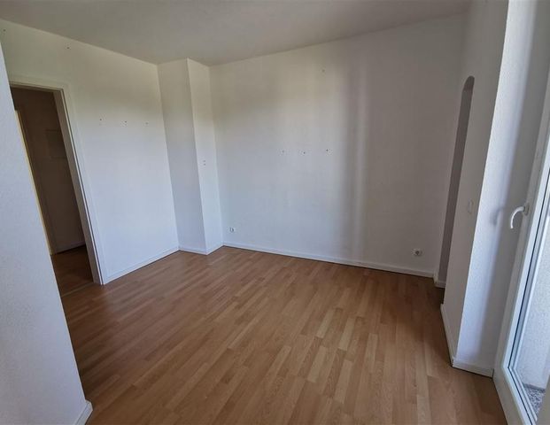 *Wunderschöne 2-Zimmer mit Wannenbad, Laminat, EBK und Balkon in guter Lage!* - Foto 1