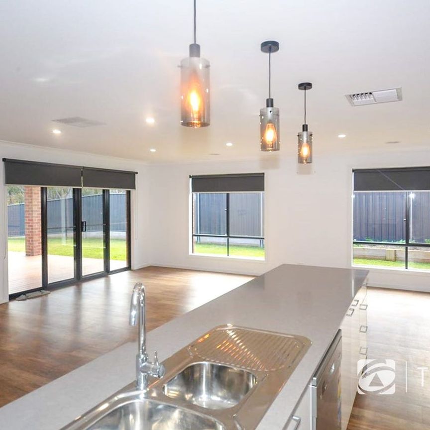 Modern, Spacious, Family Home - Photo 1