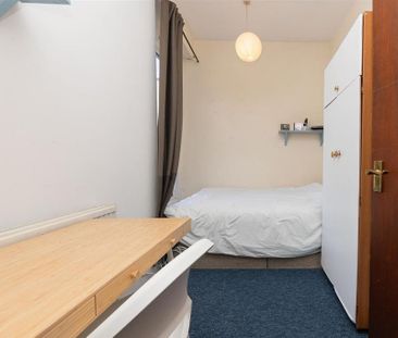 3 bedroom flat to rent - Photo 4