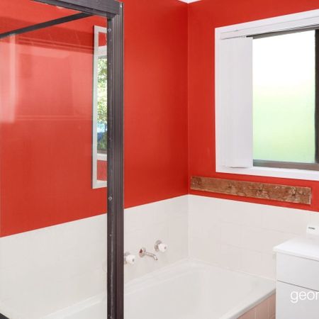 This upstairs three bedroom flat is situated in the beautiful Copacabana, will be sure to appeal to many wanting to join the quiet and peaceful commun - Photo 4