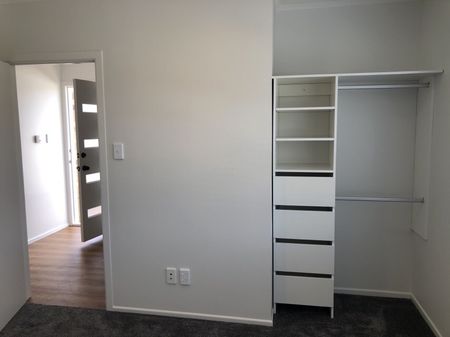 Brick n Tile Beauty - Refurbished Three Bedroom Apartment - Photo 3