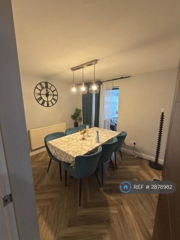 4 bedroom semi-detached house to rent - Photo 2