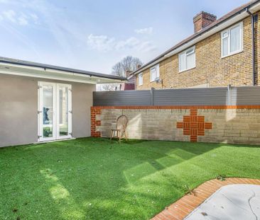 4 bedroom end of terrace house to rent - Photo 1