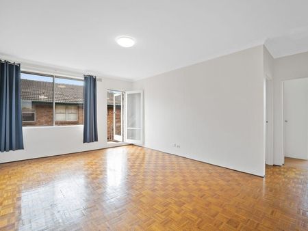 Conveniently Located, Bright And Spacious Two Bedroom Apartment With Parking, Only Moments To Dulwich Hill Train Station And Light Rail - Photo 5