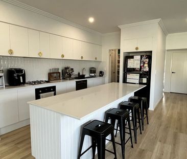 Experience Modern Luxury: 4-Bedroom Family Home - Photo 4