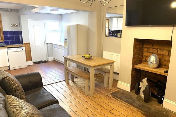 1 bedroom in a house share to rent - Photo 1