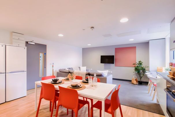 9 Bed En-suite - Photo 1
