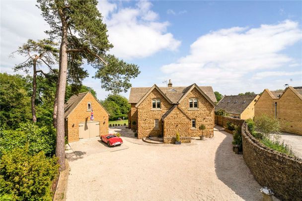 Magnificent family home in the village of Icomb. - Photo 1