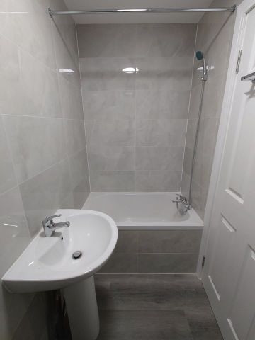2 Bed Flat, Swindon Close, IG3 - Photo 5