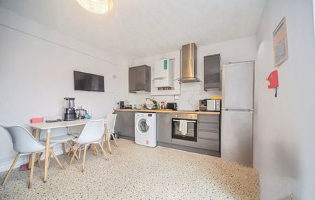 Room in a Shared House, Newcombe Road, SO15 - Photo 4