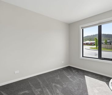 Like new 3 Bedroom Home on the cusp of Oakdowns - Photo 1