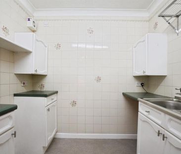 1 bedroom retirement property to rent - Photo 6