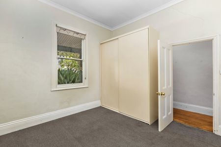 Comfort and Convenience in Yarraville: Stunning 3-Bedroom Home with Outdoor Space - Photo 3