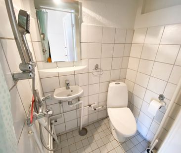 Dejlig 2-værelses lejlighed med altan - Photo 3