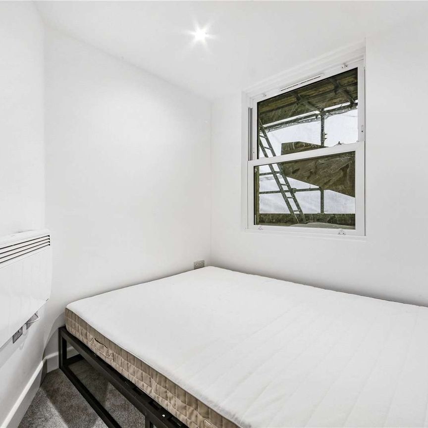 Newly refurbished, well presented three bedroom apartment close to Battersea Park - Photo 1