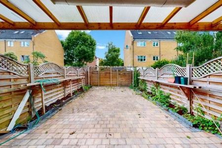 Edgar Wallace Close, London, SE15 6HJ - Photo 2