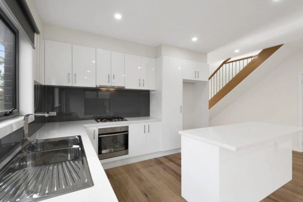 Move-In Ready: Modern 3-Bedroom Townhouse with Park Views - Photo 1
