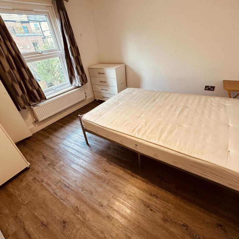 1 bedroom in a flat share to rent - Photo 1