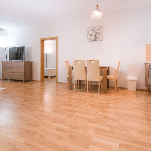 NA PRENÁJOM | 2 IZBOVÝ BYT S BALKÓNOM A GARÁŽOVÝM STÁTÍM. TRENČÍN - Photo 1