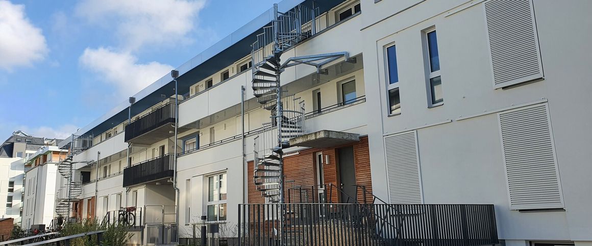 Hier lässt es sich Wohnen - Südseite in zweiter Reihe, Wintergarten und Einbauküche wartet auf Sie! - Photo 1