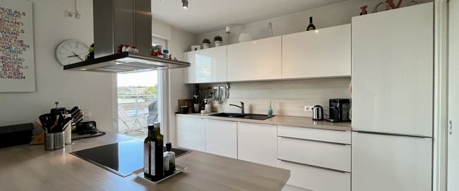 Hochwertige 4-Zimmer- Dachgeschosswohnung mit Terrasse, 3 Bädern, 2 Stellplätzen in zentraler Lage! - Photo 1
