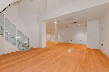 A modern and spacious duplex apartment in central Windsor with off-street parking for one car. - Photo 2