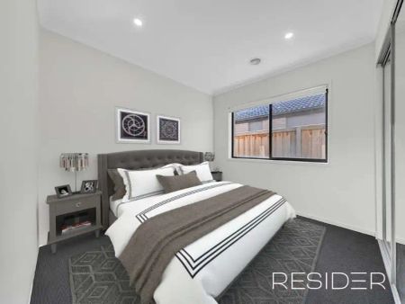 “FAMILY HOME CLOSE TO ALL AMENITIES!!” - Photo 2
