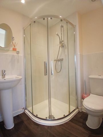 4 bedroom semi-detached house to rent - Photo 5