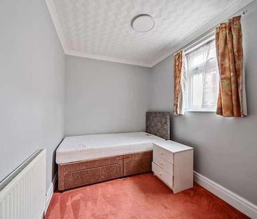 Edgware, Harrow, HA8 - Photo 5