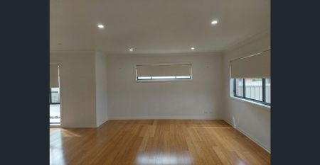 Stunning Three Bedroom Town House - Photo 4