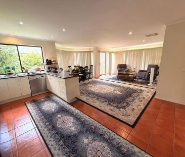 “WELL APPOINTED 4 BEDROOM HOUSE IN COURT LOCATION!” - Photo 2